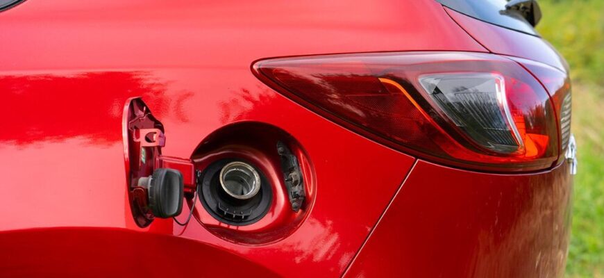 почему бензобак с разных сторон