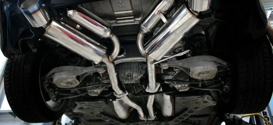 почему выхлопная система расположена по разному